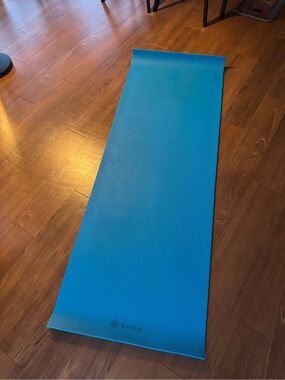 GAIAM reversible Turquoise and Navy Yoga Mat